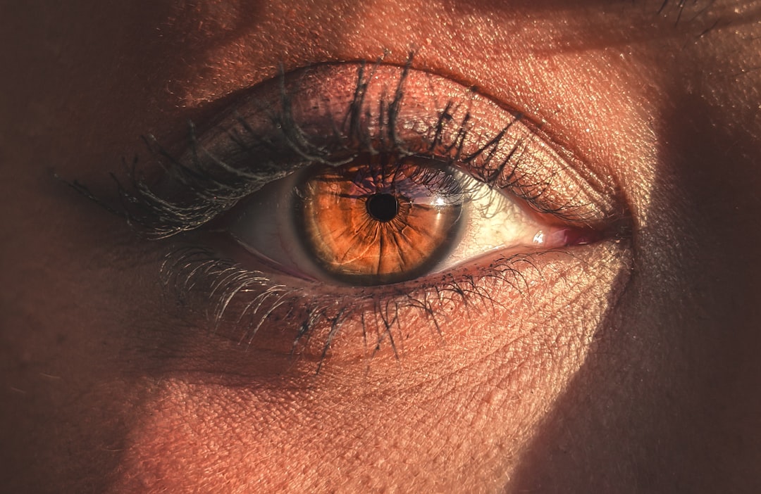 فن تصوير الوجوه (Headshots): التركيز على العيون والتعابير