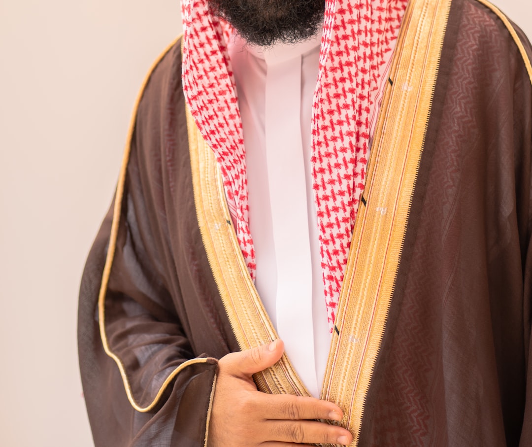 تصوير الزي السعودي الرسمي (الثوب والشماغ) بأفضل زوايا