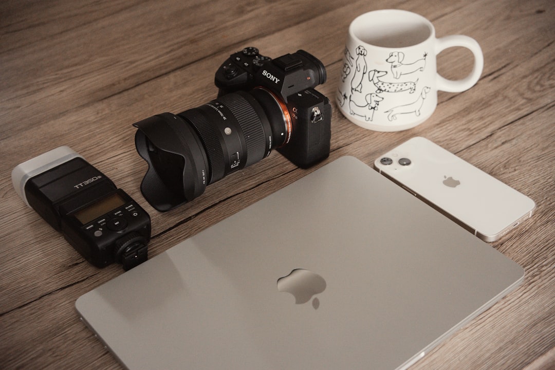 الفرق بين تصوير الموبايل وتصوير المحترفين للمطاعم: لماذا تحتاج لطلال عوض؟