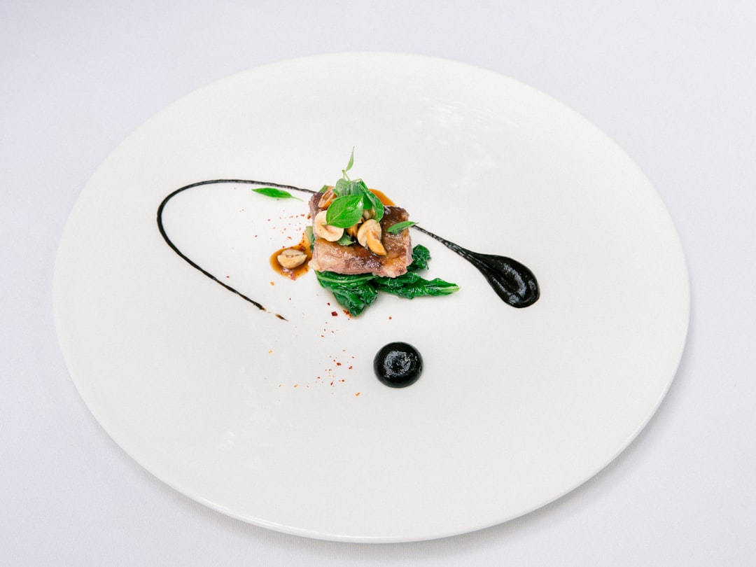 أهمية تنسيق الأطباق (Food Styling) قبل التصوير: نصائح طلال عوض