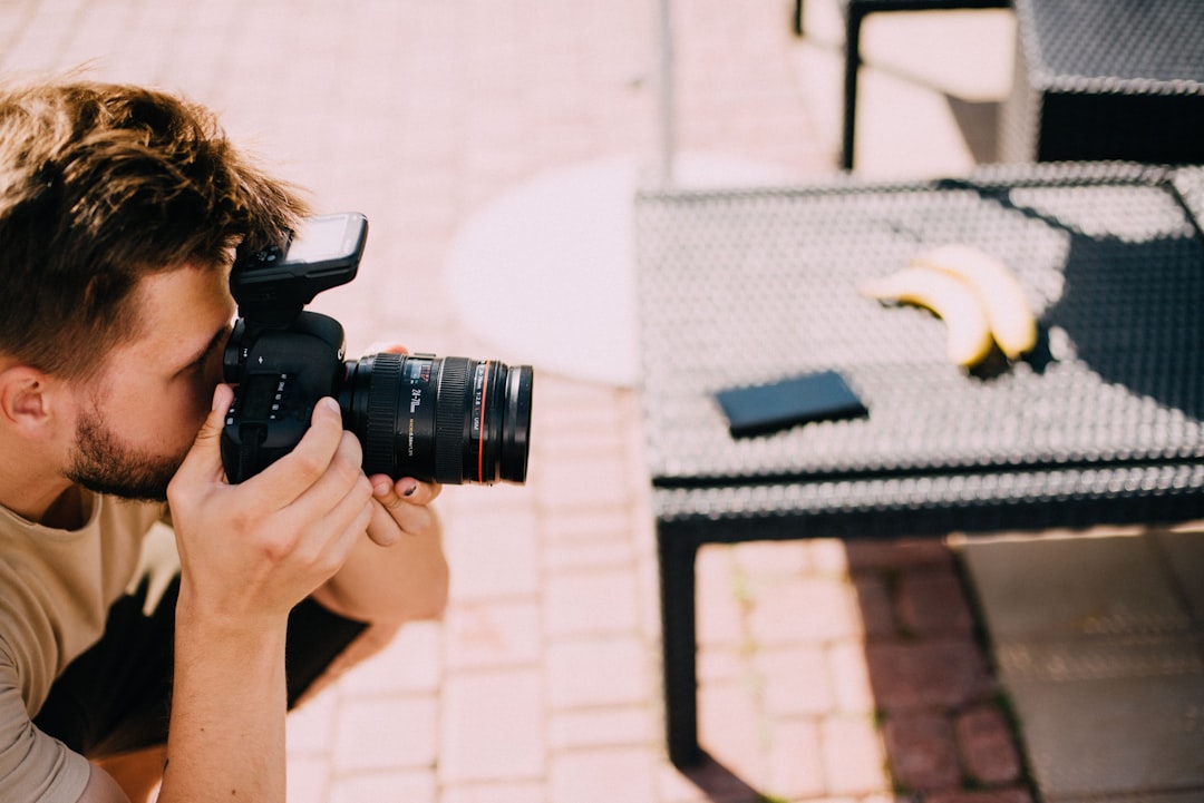 الفرق بين تصوير الموبايل وتصوير المحترفين للمطاعم: لماذا تحتاج لطلال عوض؟
