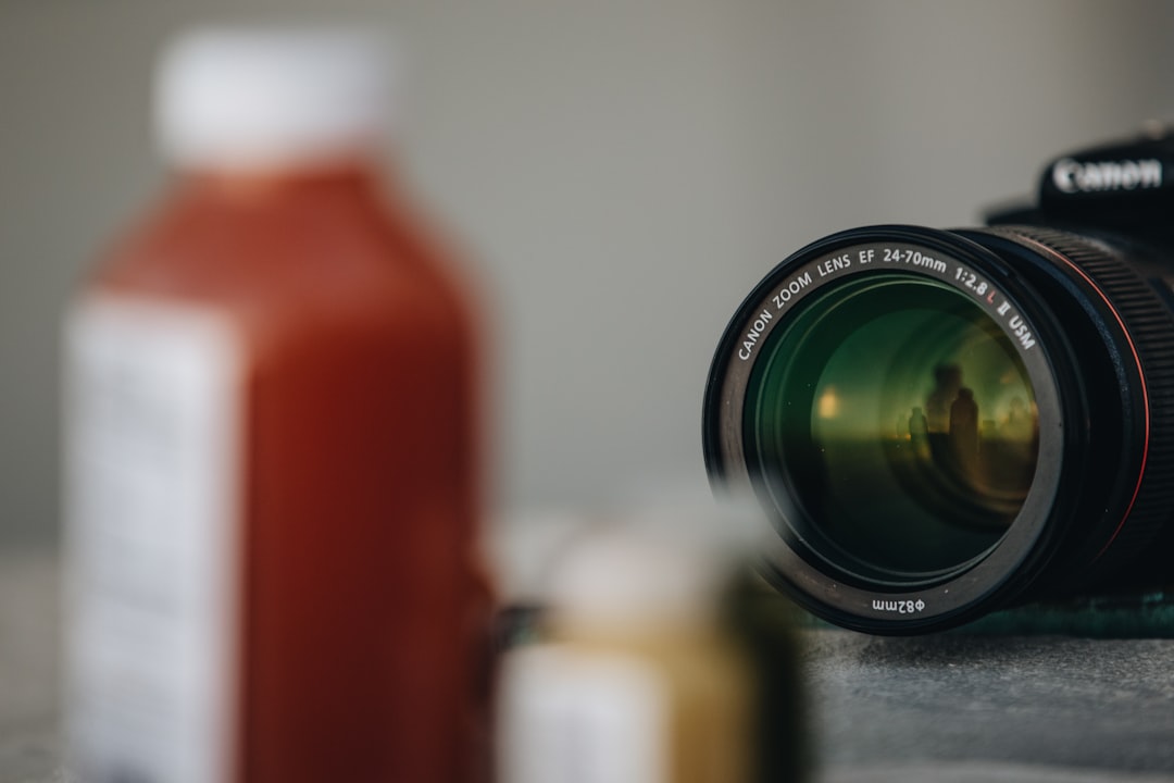 الفرق بين تصوير الموبايل وتصوير المحترفين للمطاعم: لماذا تحتاج لطلال عوض؟