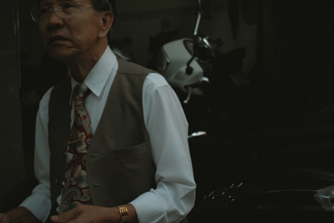 كيف تستعد لجلسة تصوير بورتريه مع طلال عوض؟ نصائح الملابس والمظهر